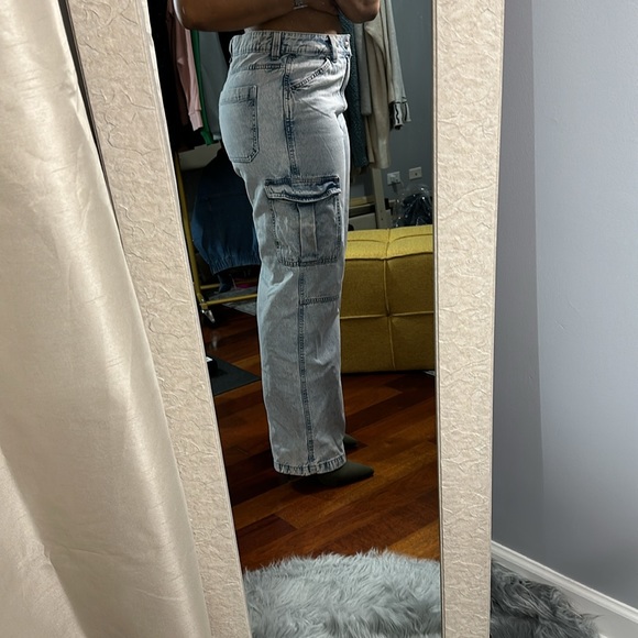H&M light wash cargo jeans. - Picture 4 of 5
